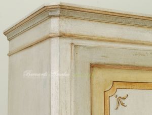 Armadietto da camera in legno massello dipinto a mano stile classico